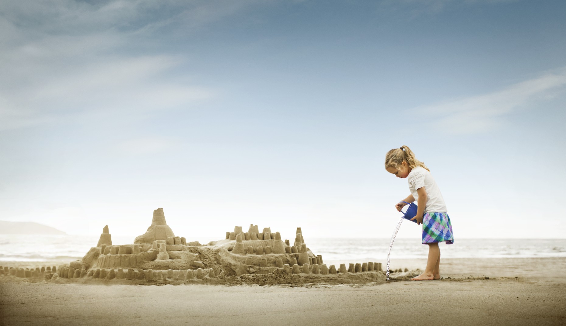 Фотография моря с детьми и песочным замком